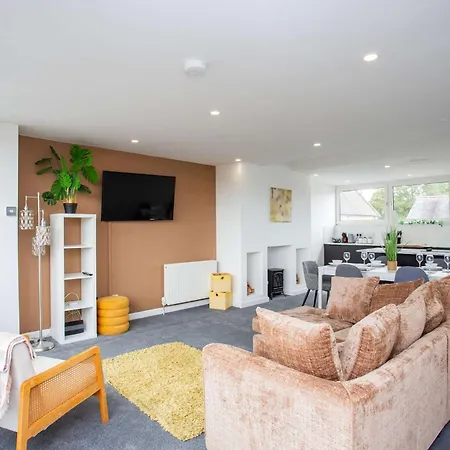 Vacant Nests Spacious Front Street Apartment