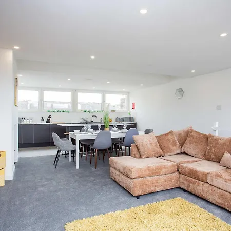 Vacant Nests Spacious Front Street * Fingland