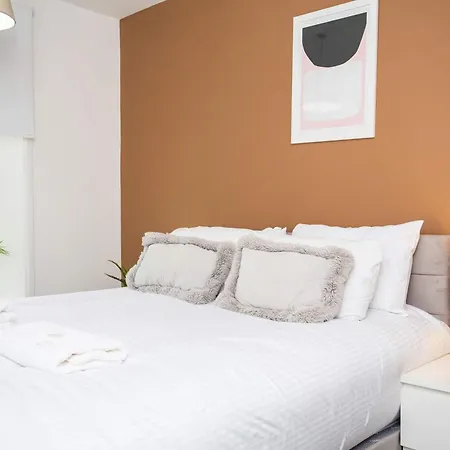 Vacant Nests Spacious Front Street Apartment Fingland