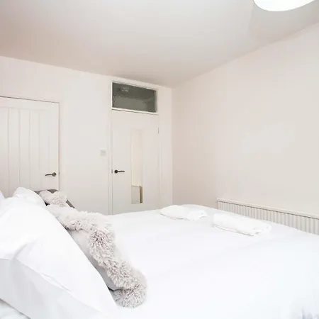 Vacant Nests Spacious Front Street * Fingland