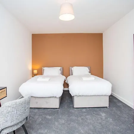 Vacant Nests Spacious Front Street Apartment *