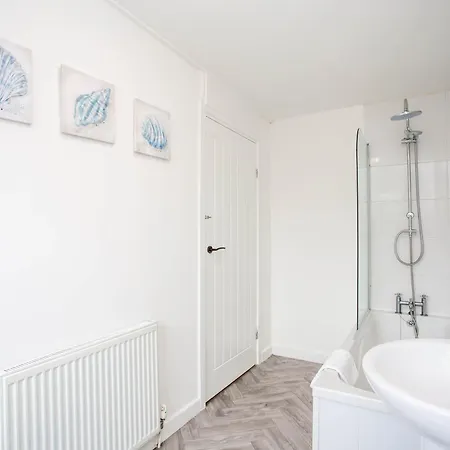 Vacant Nests Spacious Front Street Apartment Fingland