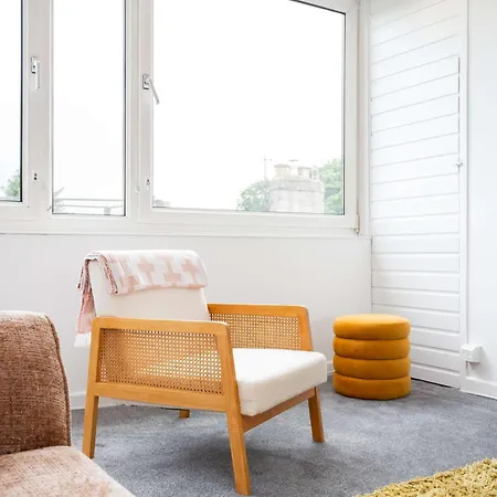 Vacant Nests Spacious Front Street Apartment *